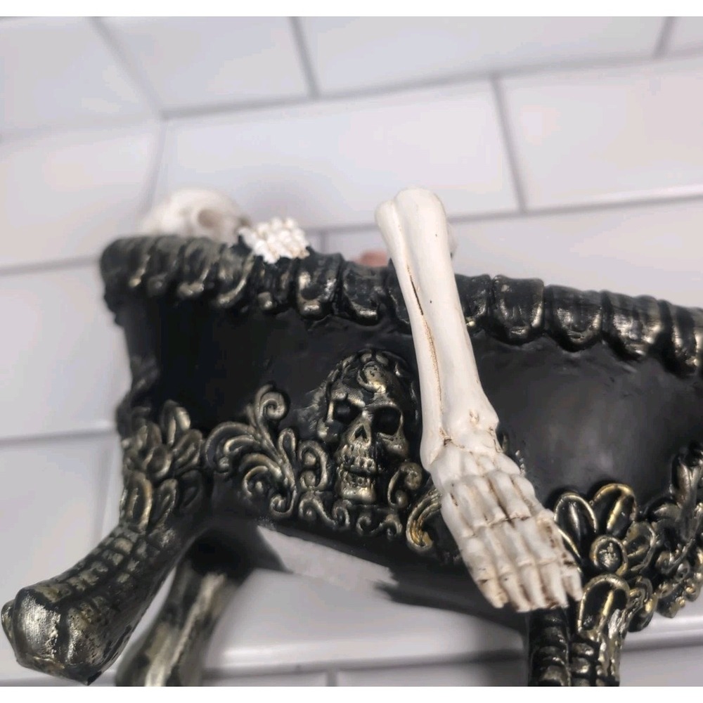 Skeleton figurine In Claw foot Tub Halloween Decor Skull Roses - Picture 10 of 11